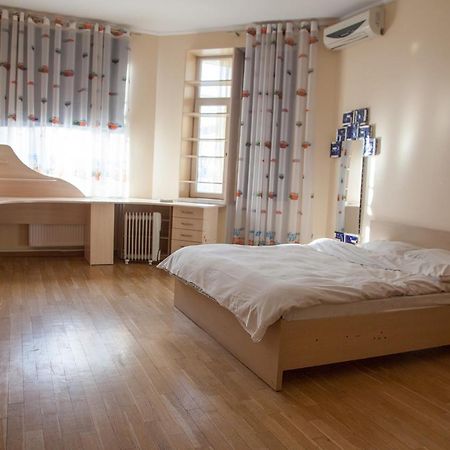 Two Bedroom Apartment With Balcony Kyiv Exterior photo