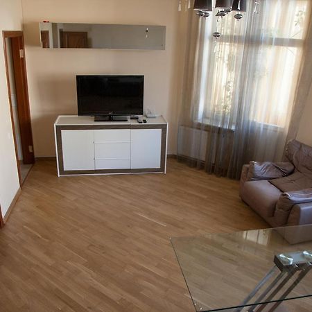 Two Bedroom Apartment With Balcony Kyiv Exterior photo