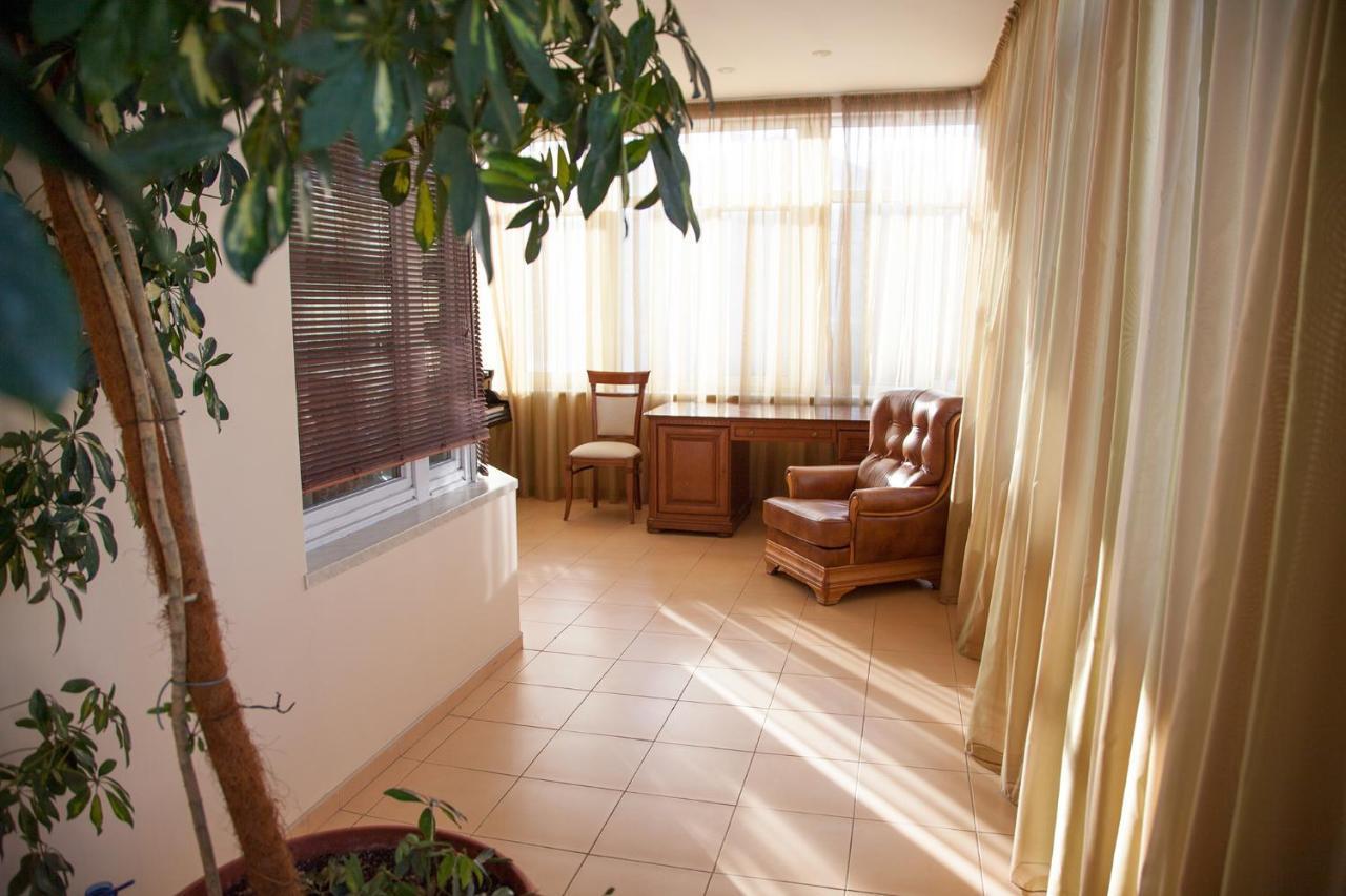 Two Bedroom Apartment With Balcony Kyiv Exterior photo