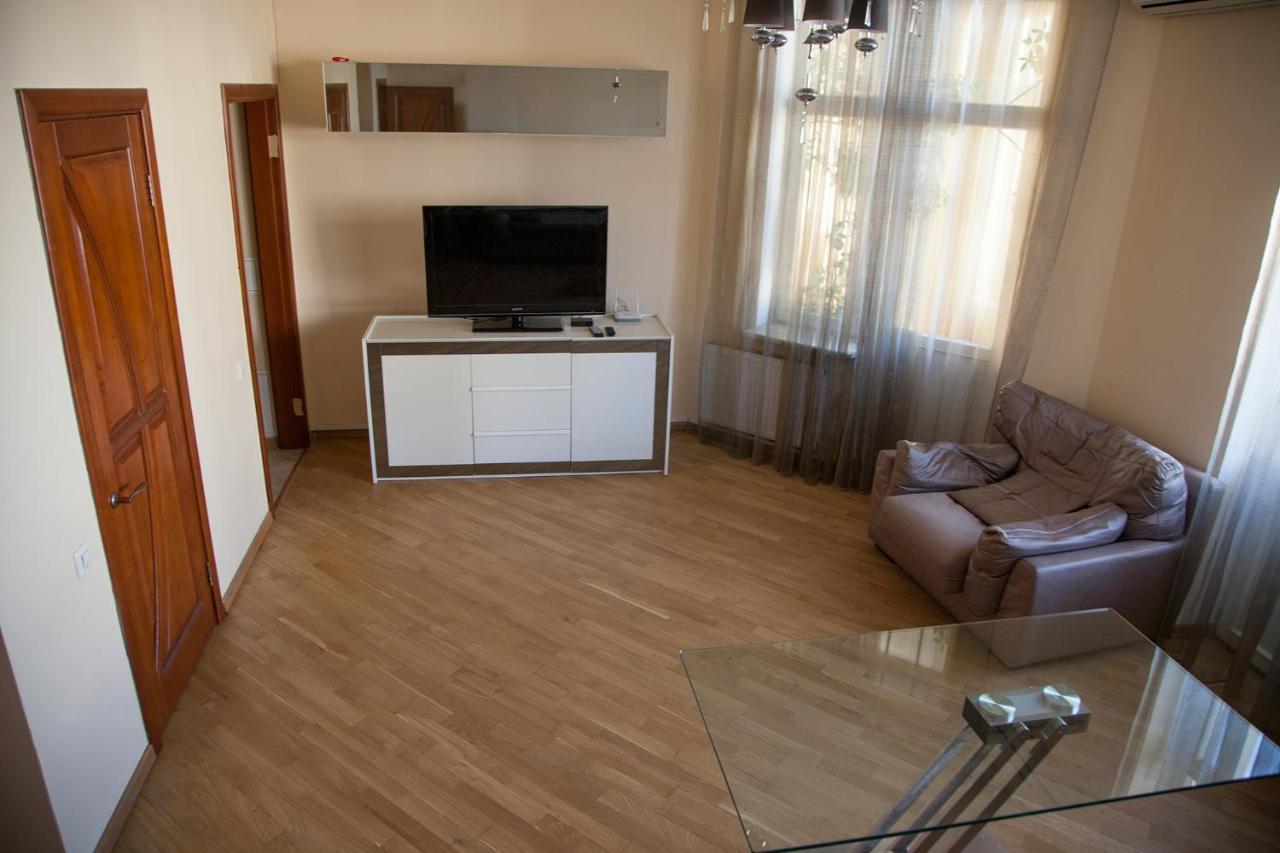 Two Bedroom Apartment With Balcony Kyiv Exterior photo