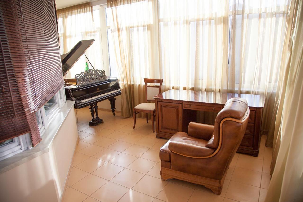 Two Bedroom Apartment With Balcony Kyiv Exterior photo