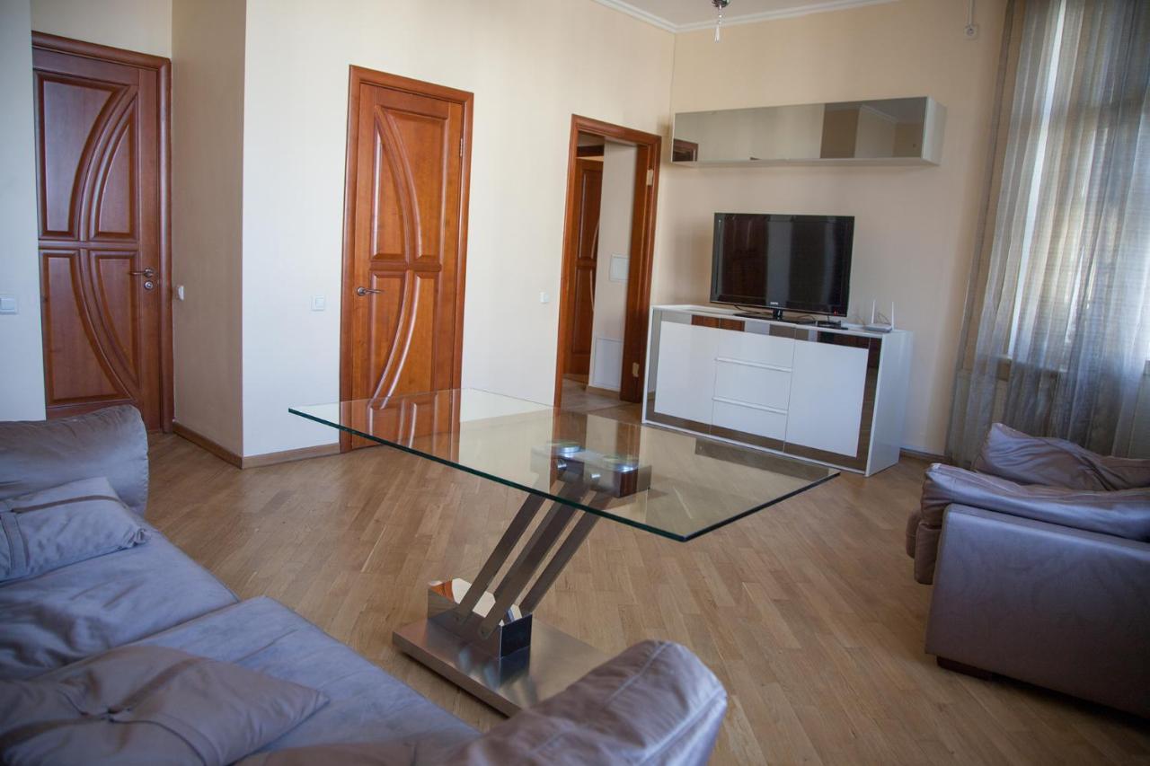 Two Bedroom Apartment With Balcony Kyiv Exterior photo